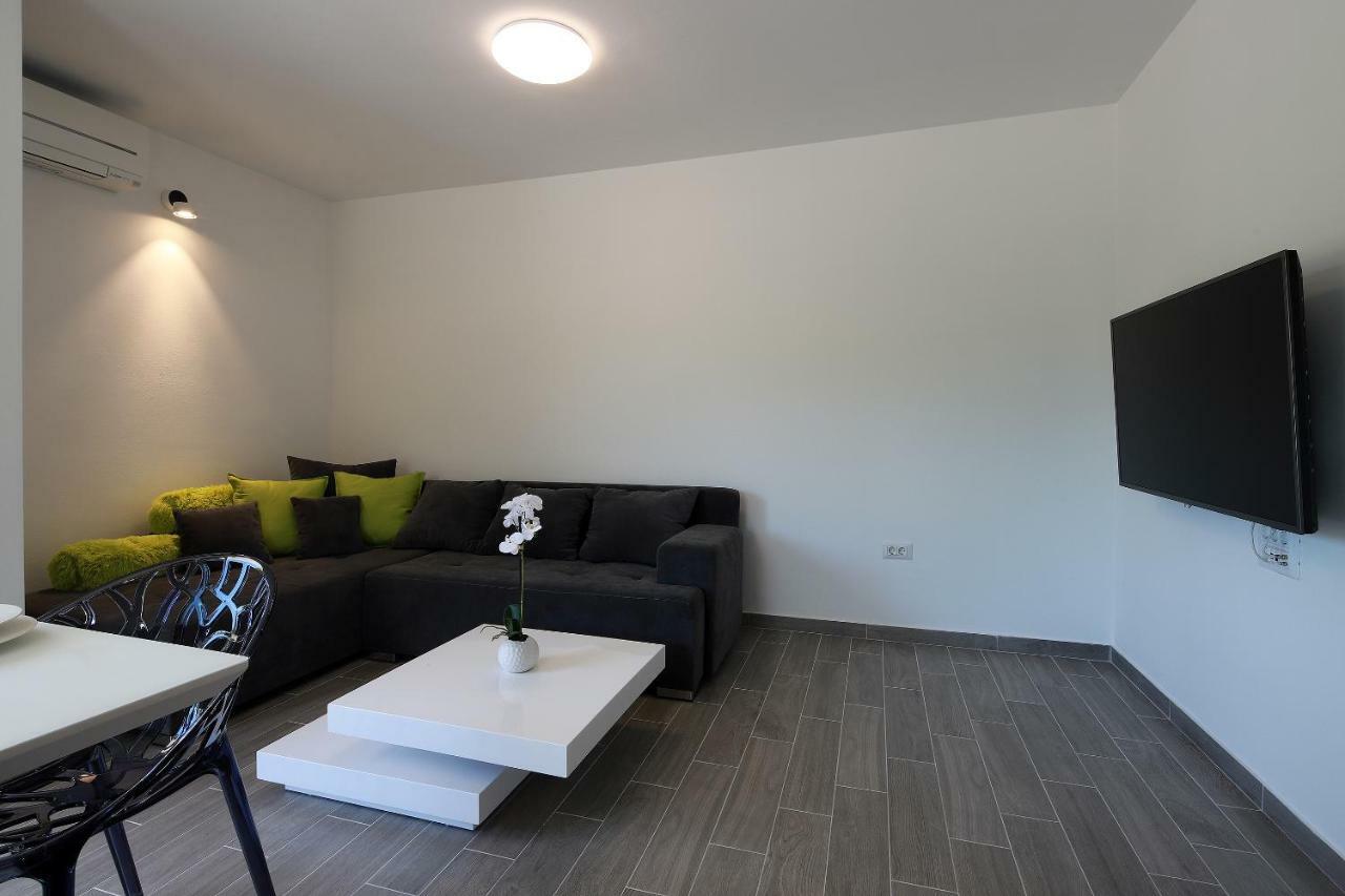 Apartmani Judita Pinezići Exteriör bild