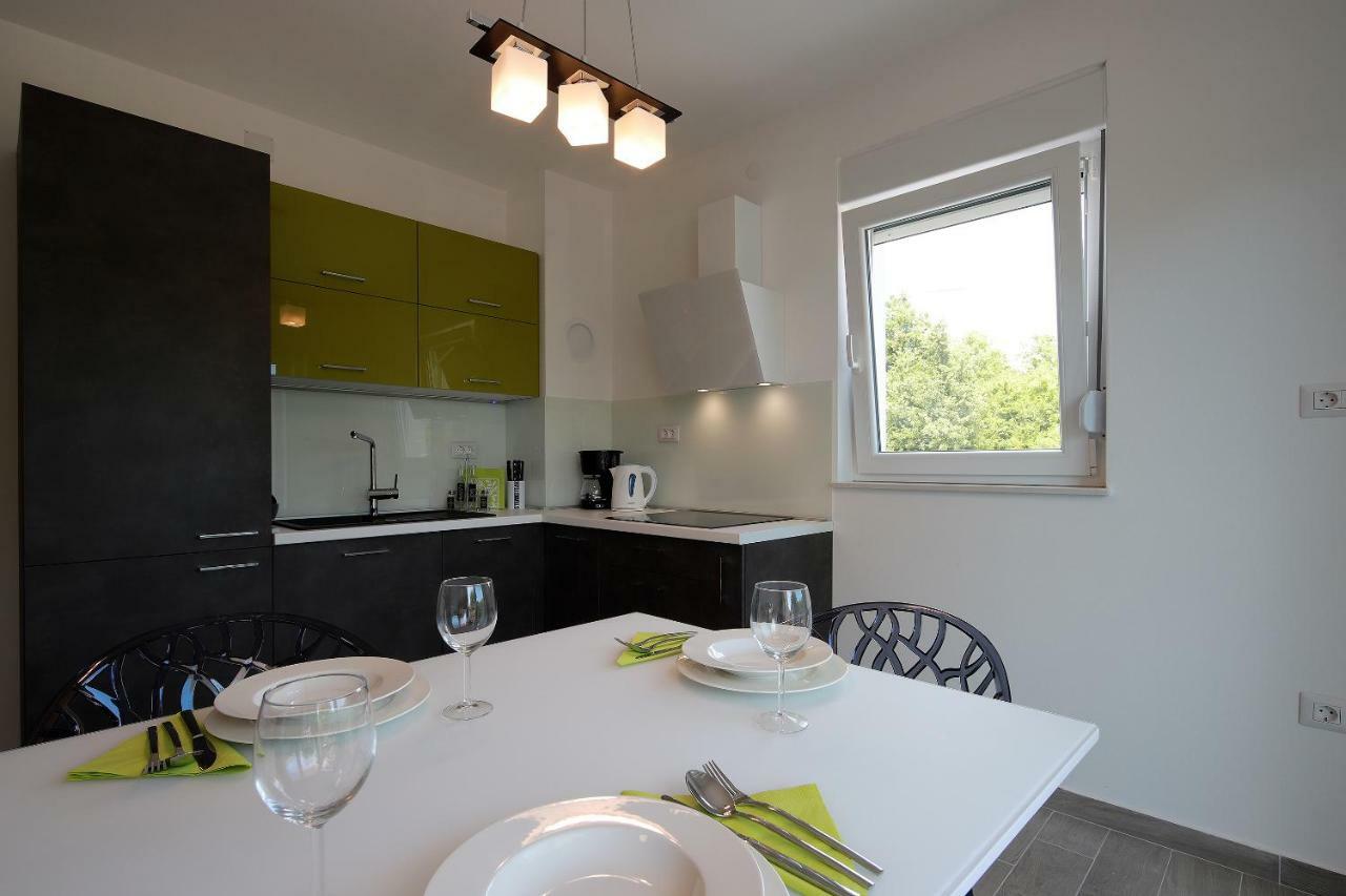 Apartmani Judita Pinezići Exteriör bild