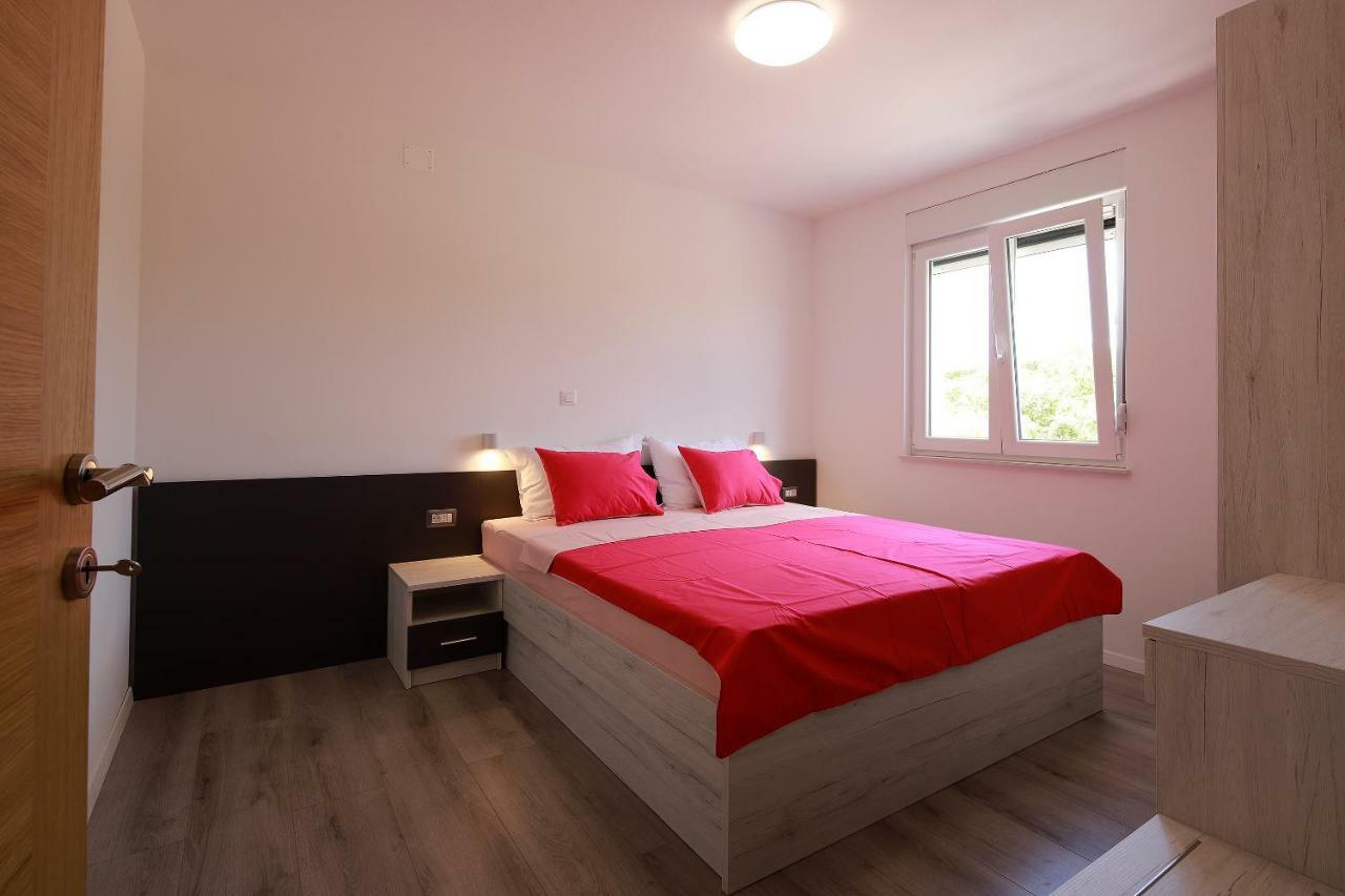 Apartmani Judita Pinezići Exteriör bild