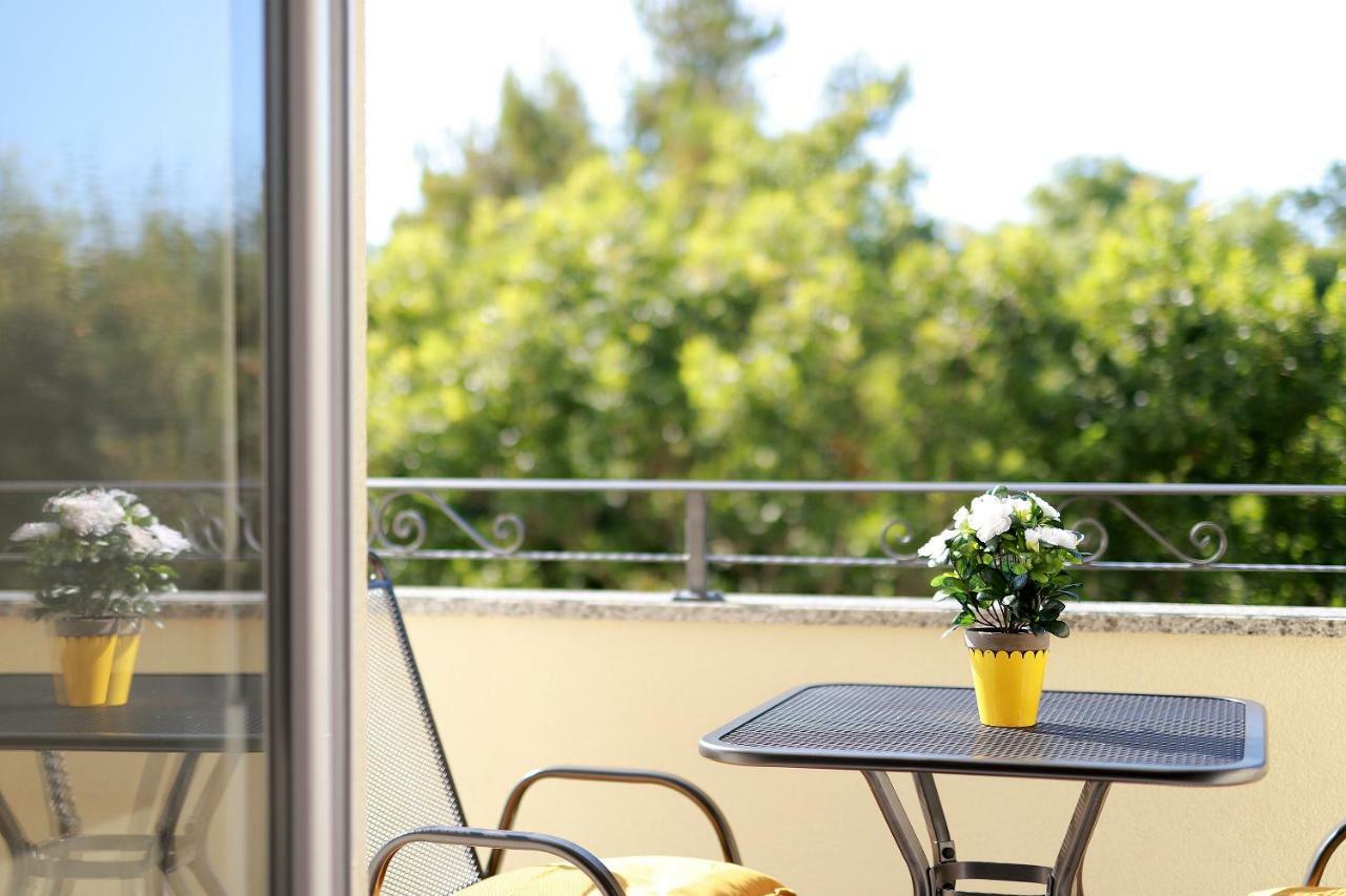 Apartmani Judita Pinezići Exteriör bild