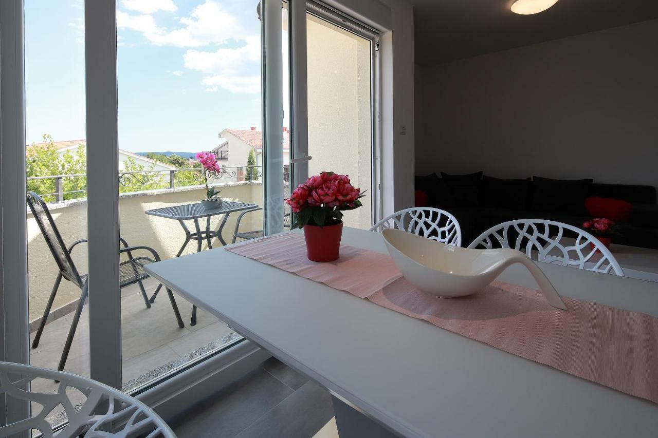 Apartmani Judita Pinezići Exteriör bild