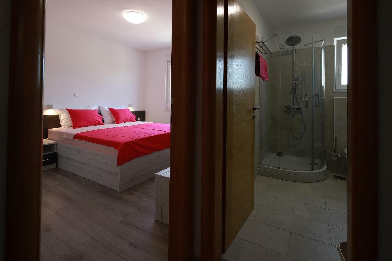 Apartmani Judita Pinezići Exteriör bild
