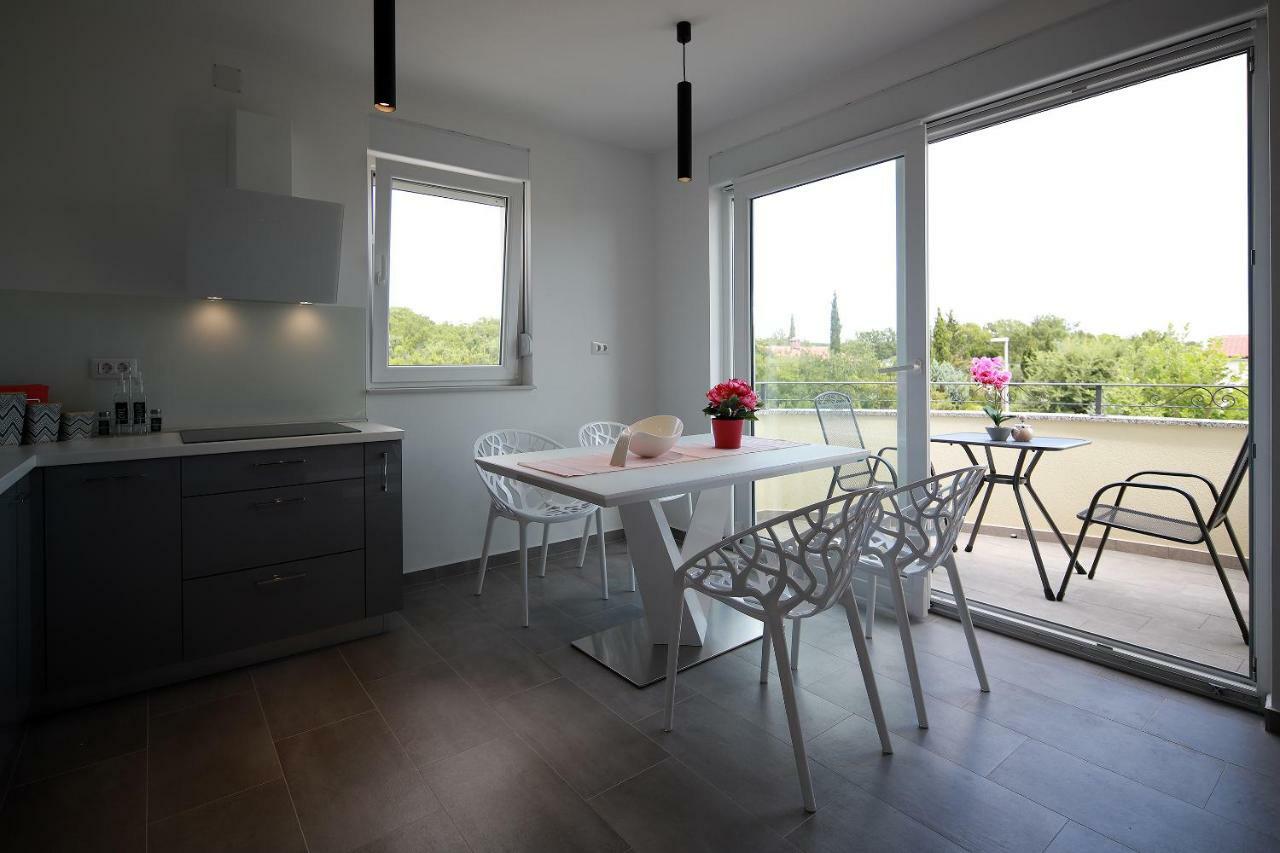Apartmani Judita Pinezići Exteriör bild