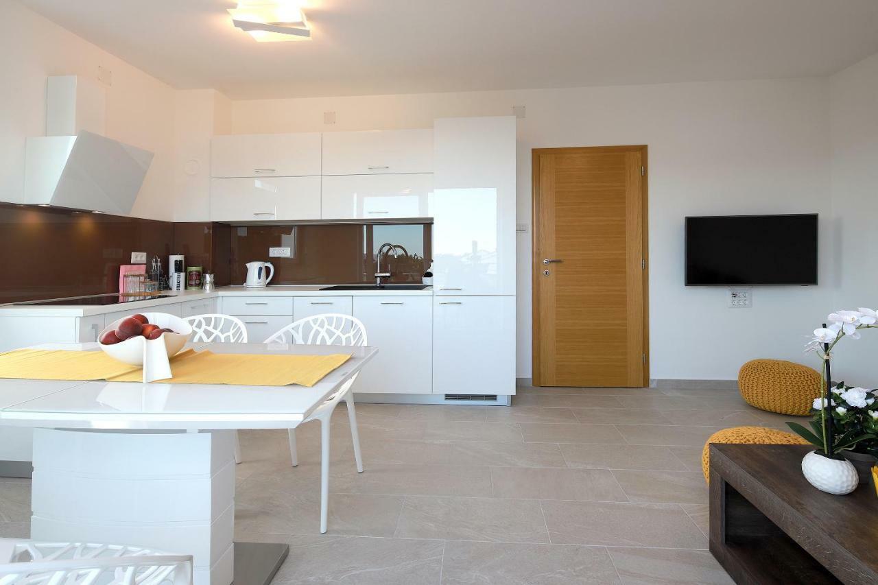 Apartmani Judita Pinezići Exteriör bild